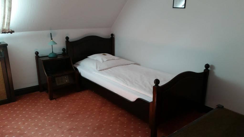 Moglingen Hotel Zur Traube מראה חיצוני תמונה