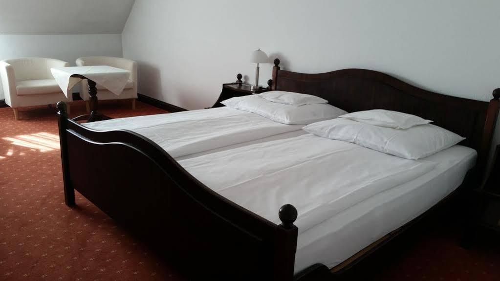Moglingen Hotel Zur Traube מראה חיצוני תמונה