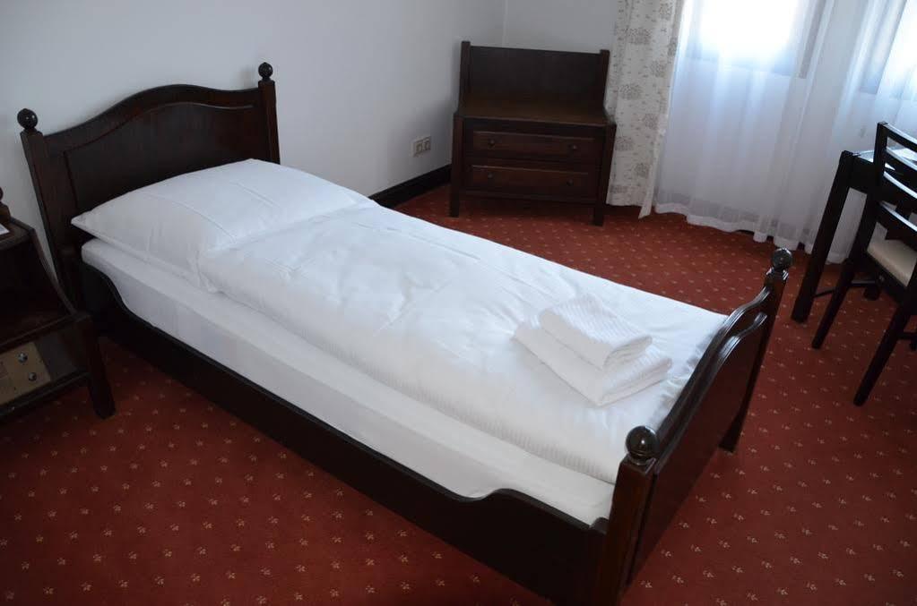 Moglingen Hotel Zur Traube מראה חיצוני תמונה