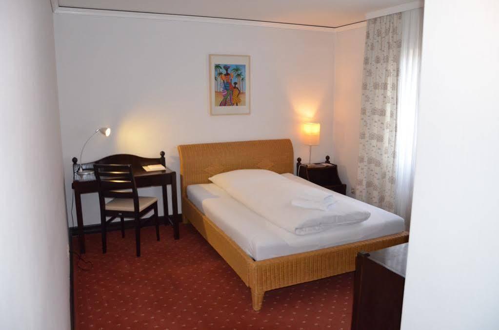Moglingen Hotel Zur Traube מראה חיצוני תמונה
